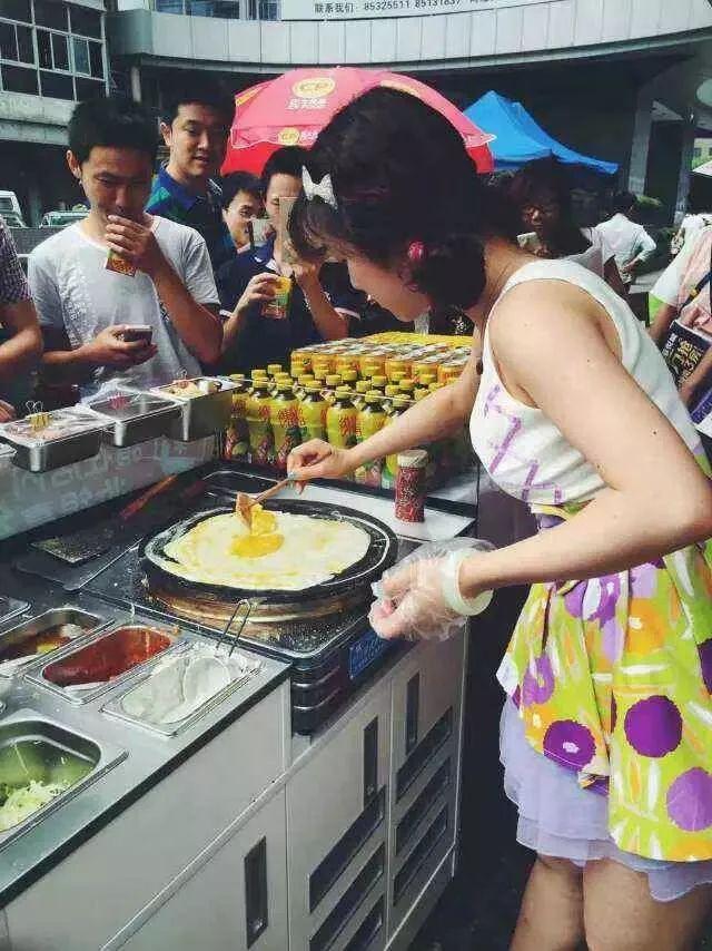 在现代社会，移动支付已经成为了人们生活中不可或缺的一部分。从早餐摊贩到大型商场，无论是实体店还是线上商城，都支持各种支付方式。其中，POS(Point of Sale)机就是一种常见的收银设备，它可以让消费者通过刷卡、扫码等方式进行消费。然而，有时候我们在使用POS机时可能会遇到一些问题，比如没有带卡怎么办？今天，我们就来聊一聊没拿卡怎么刷pos机这个话题。