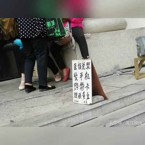 小孩医保卡的钱怎么取现？